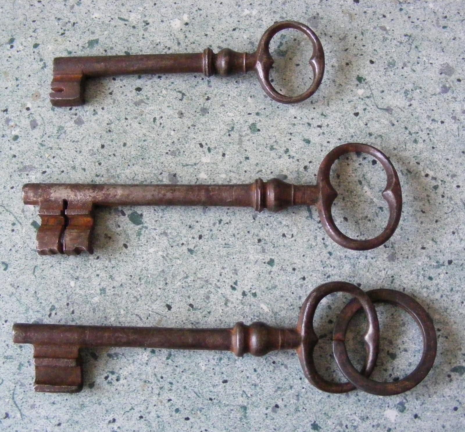 3 VINTAGE LARGE ANTIQUE FRENCH IRON DOOR KEYS 12.8 cm, 11.9 cm & 9.8 cm.
