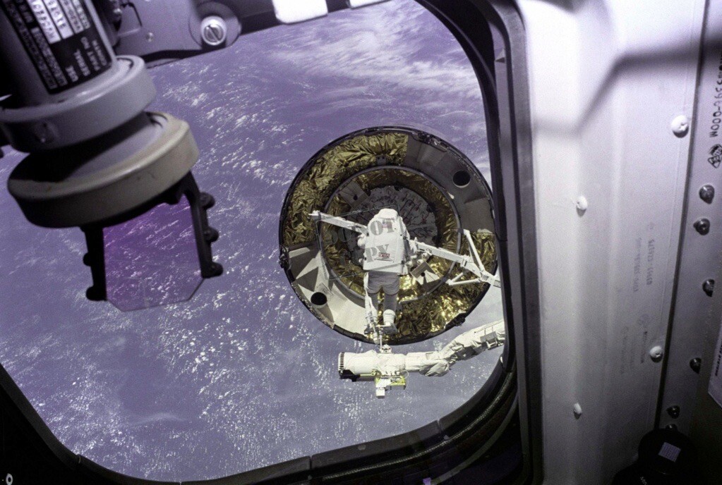 STS-49 Endeavour MS Pierre Thuot RMS Intelsat VI EVA Spacewalks 8X12 PHOTOGRAPH
