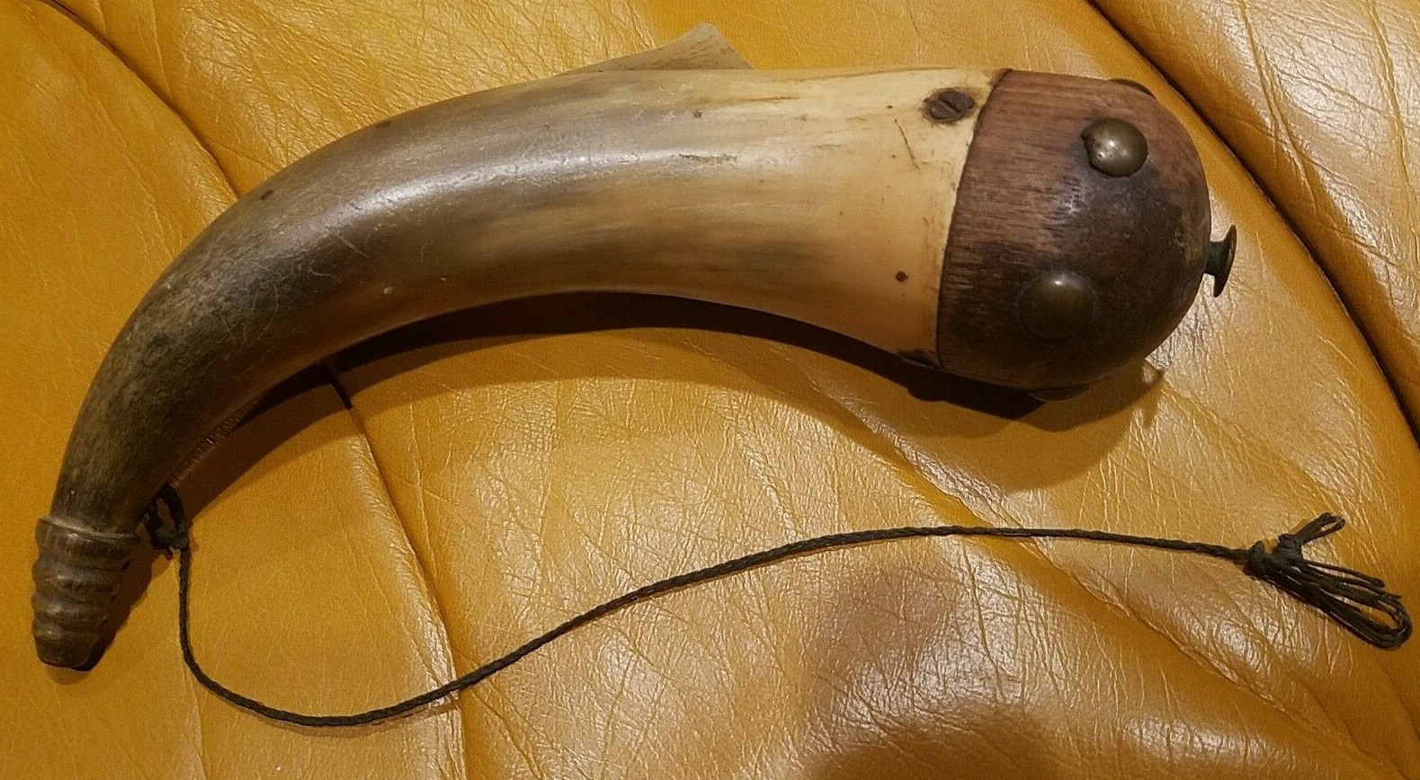 Powderhorn cow horn circa late 1700s, black powder