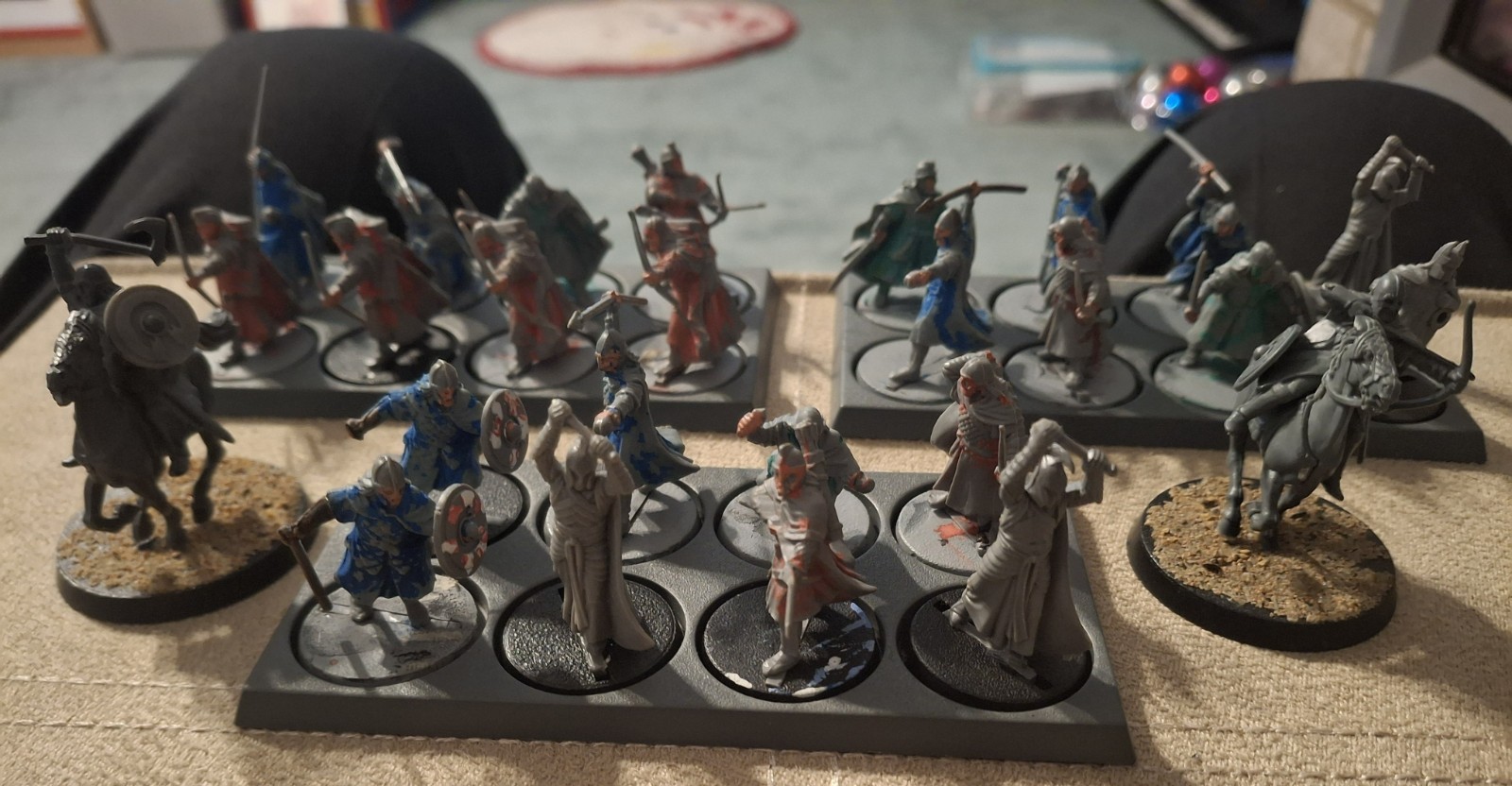 Lord of the Rings - 18 miniature figures and accessories (as pictured)