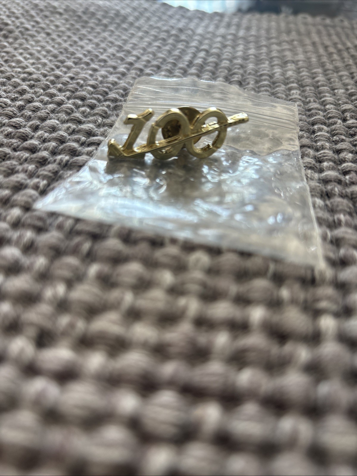 New 100 Golf Club Gold Tone Lapel Hat Pin