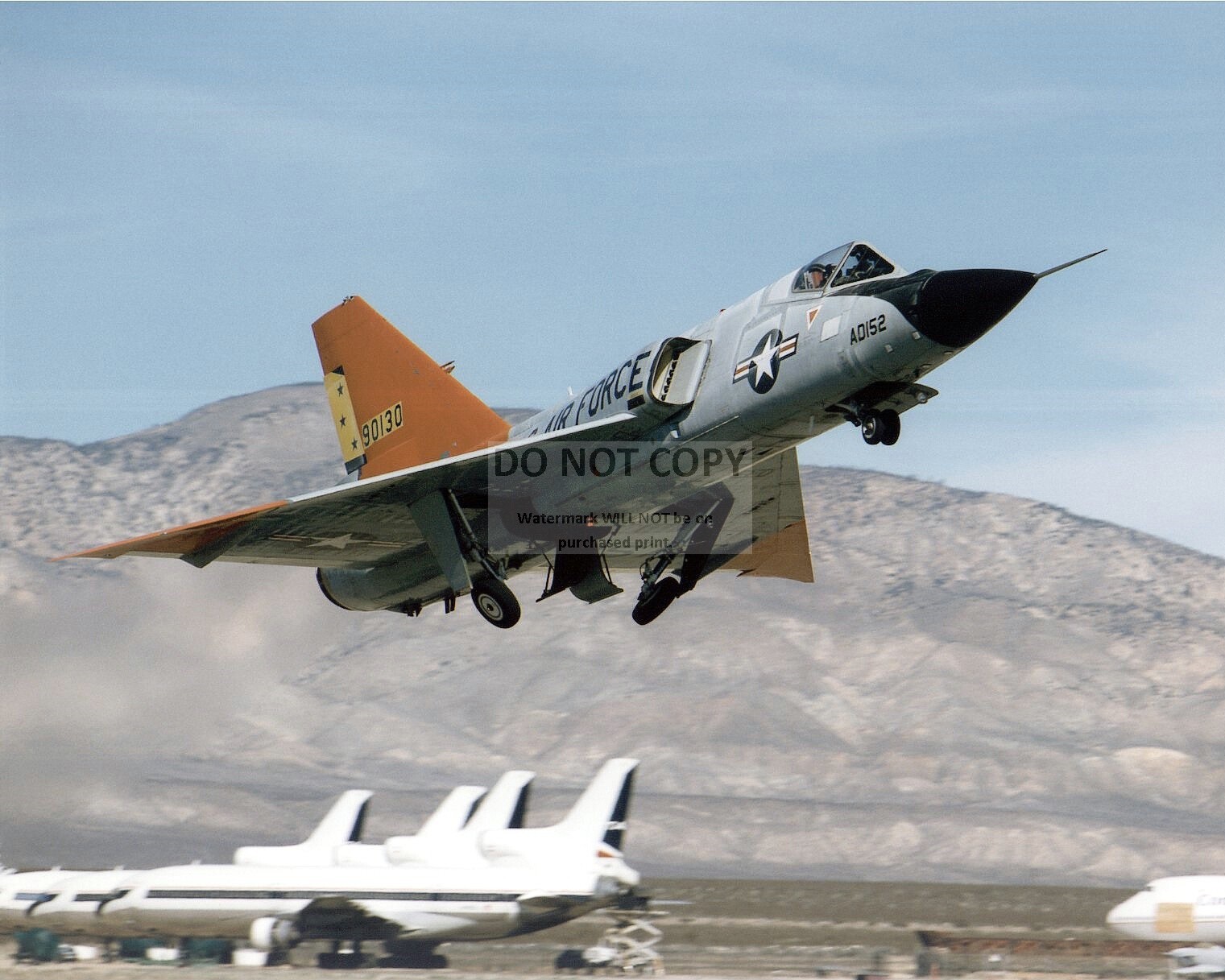 F-106 AIRCRAFT TAKES OFF FROM MOJAVE AIRPORT, CA - 8X10 NASA PHOTO (BB-286)