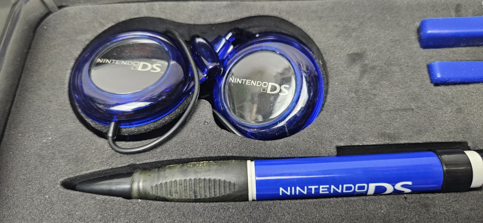 2007 Nintendo DS Lite Ultimate Starter Kit Tin Lunch Box DS Accessories