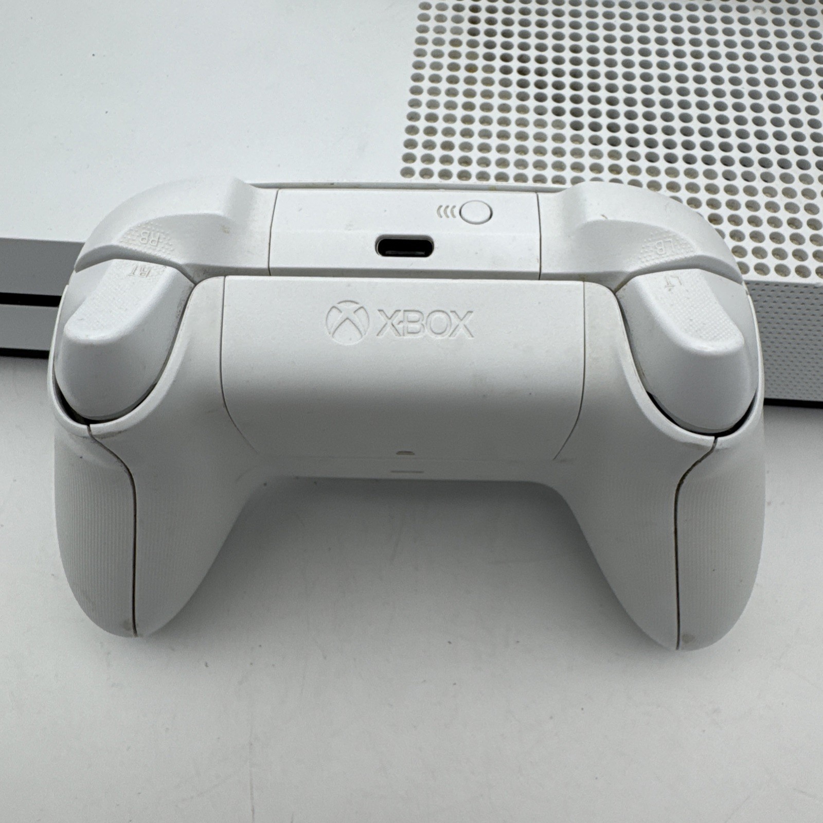 XBOX ONE S 1TB CONSOLE 1681 WITH 1 CONTROLLER & CABLES - TESTED (WBP018149)