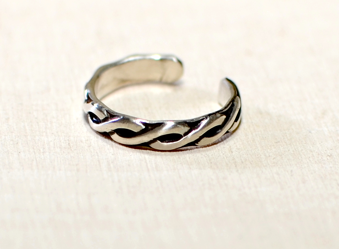 sterling silver toe ring - dainty with braided pattern - handmade