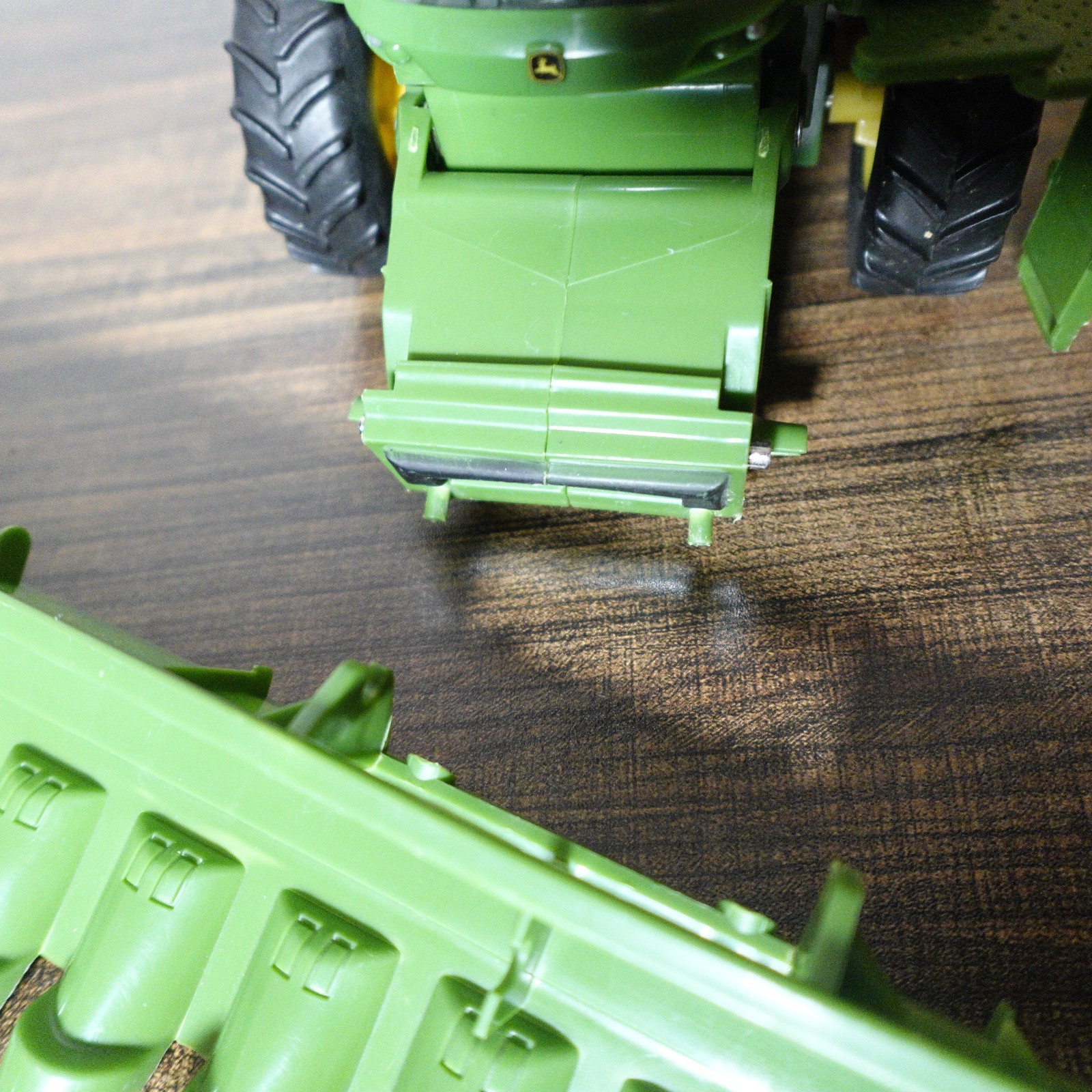 ERTL John Deere S690 Combine 1/32 Scale Full Plastic