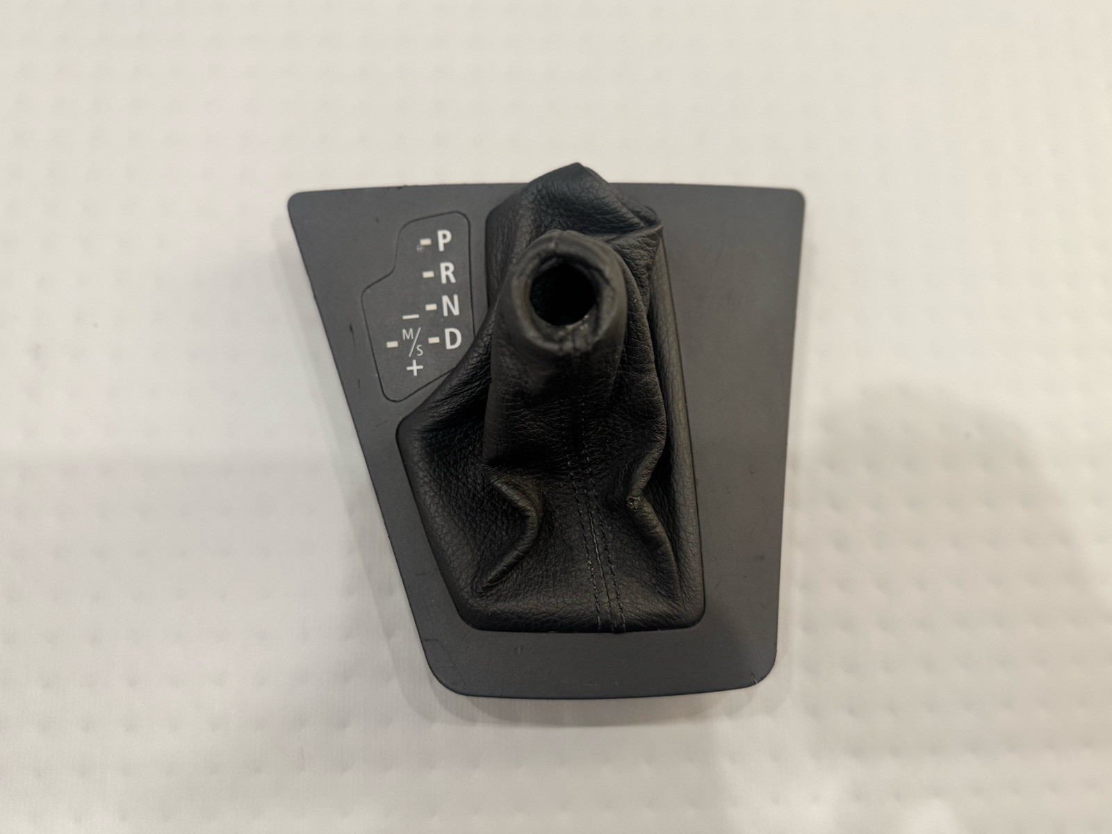 04-10 BMW E83 X3 A/T AUTOMATIC SHIFTER BOOT TRIM COVER INDICATOR 7056025