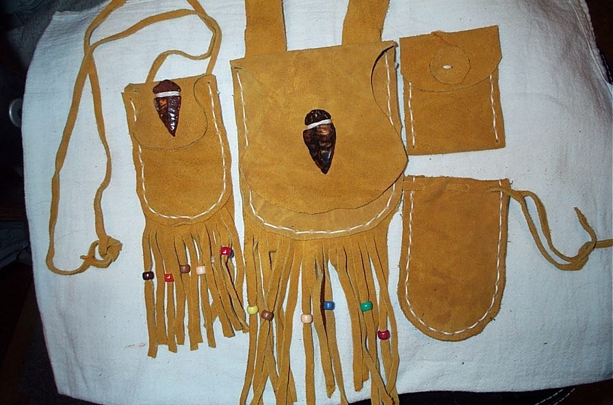 BLACK POWDER SHOOTERS BEAVER TAIL, BELT BAG, MEDICINE BAG, BULLET BAG