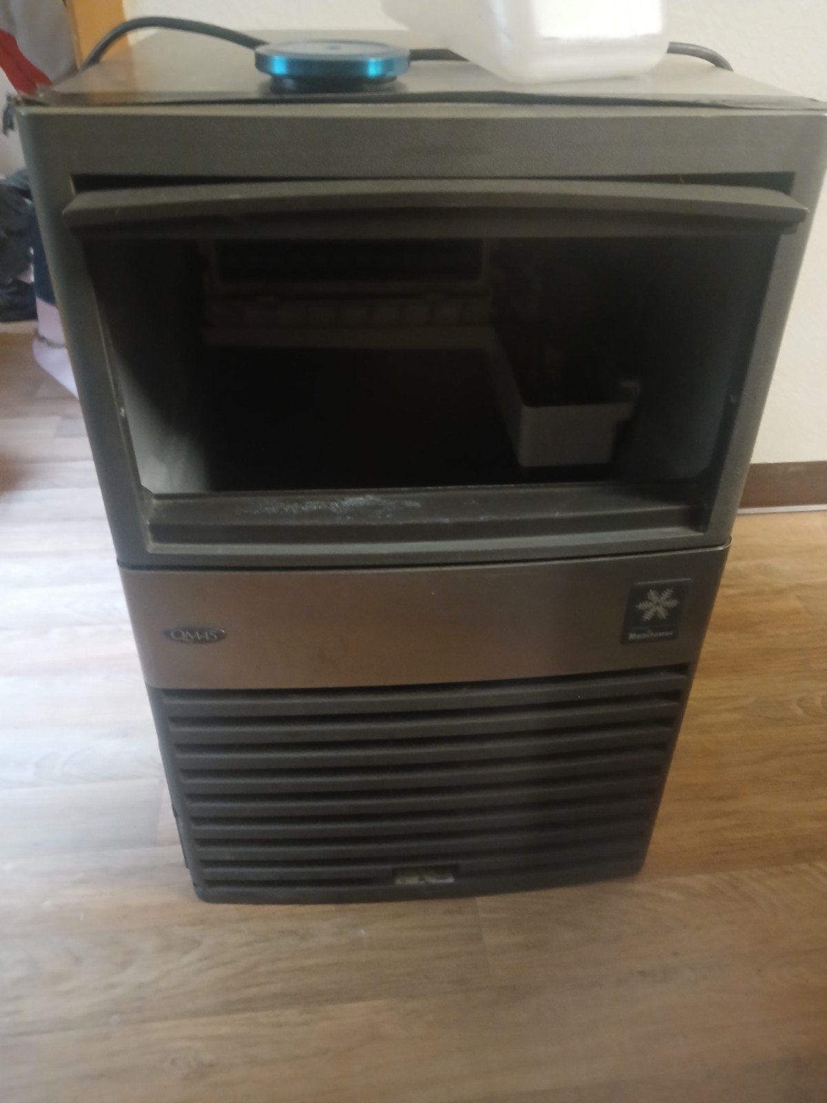 Manitowoc QM45A Air-Cooled Ice Machine 115V Full Cube 50-100 lb/24hr