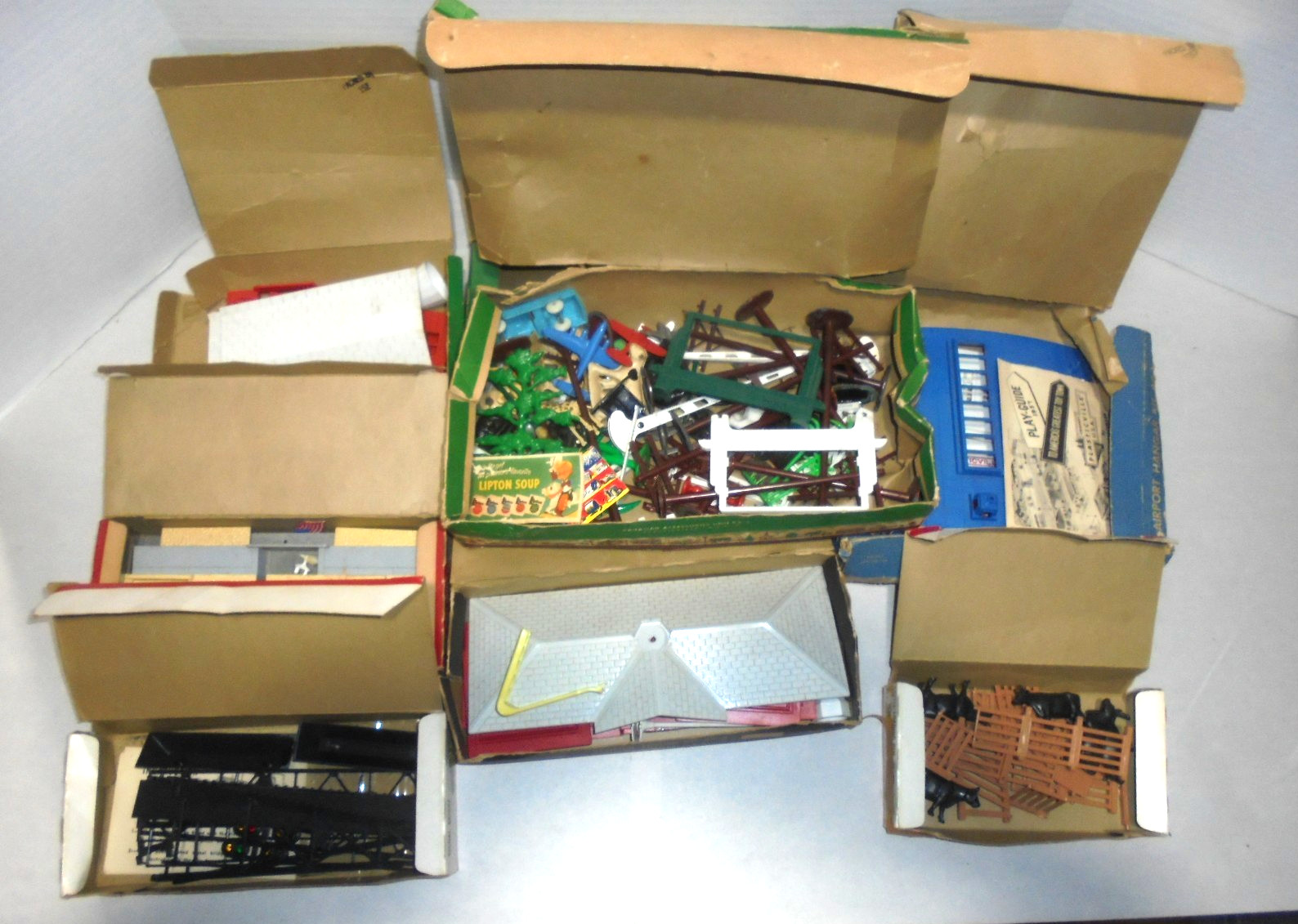 PLASTICVILLE LOT FOR LIONEL AND AMERICAN FLYER PLATFORMS AIRPORT,SCHOOL AND MORE