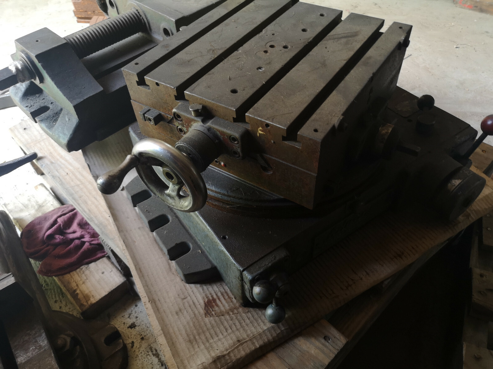 Advance 11x11 crossfeed table rotary so 3 axis table 301