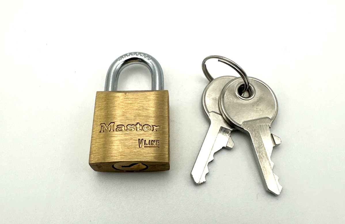 Master lock 3/4" Wide Brass Padlock w 2 Keys Weatherproof Resist Corrosion 4120