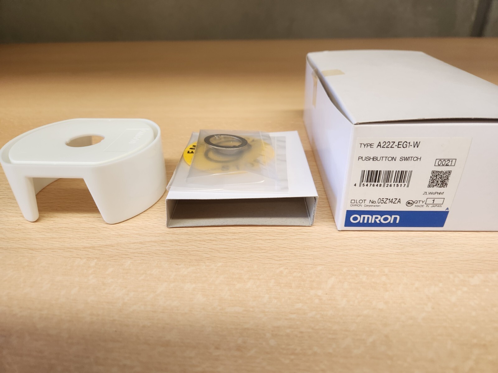 Emergency Stop Pushbutton Switch A22E Switch Guard Omron A22Z-EG1 NEW