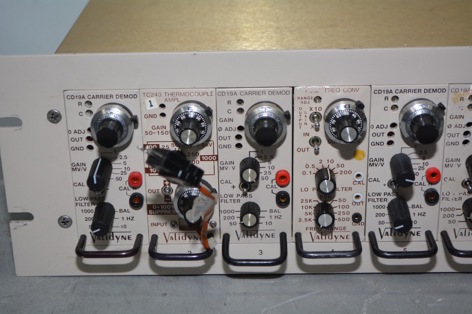 ^ Validyne MC1-10-W-1-A Chassis W/ Modules #X4251