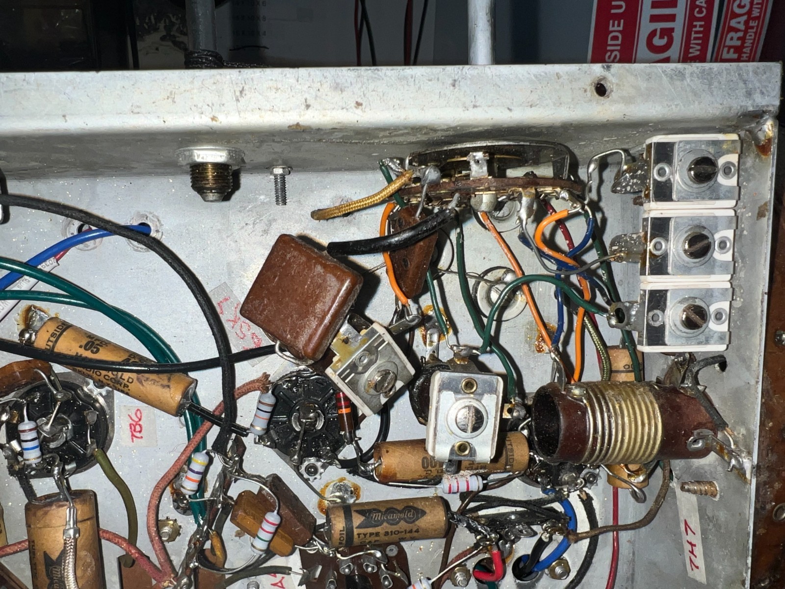 AIR KING Tabletop Broadcast Receiver. Model: 4604. Solid bones for nice rehab!