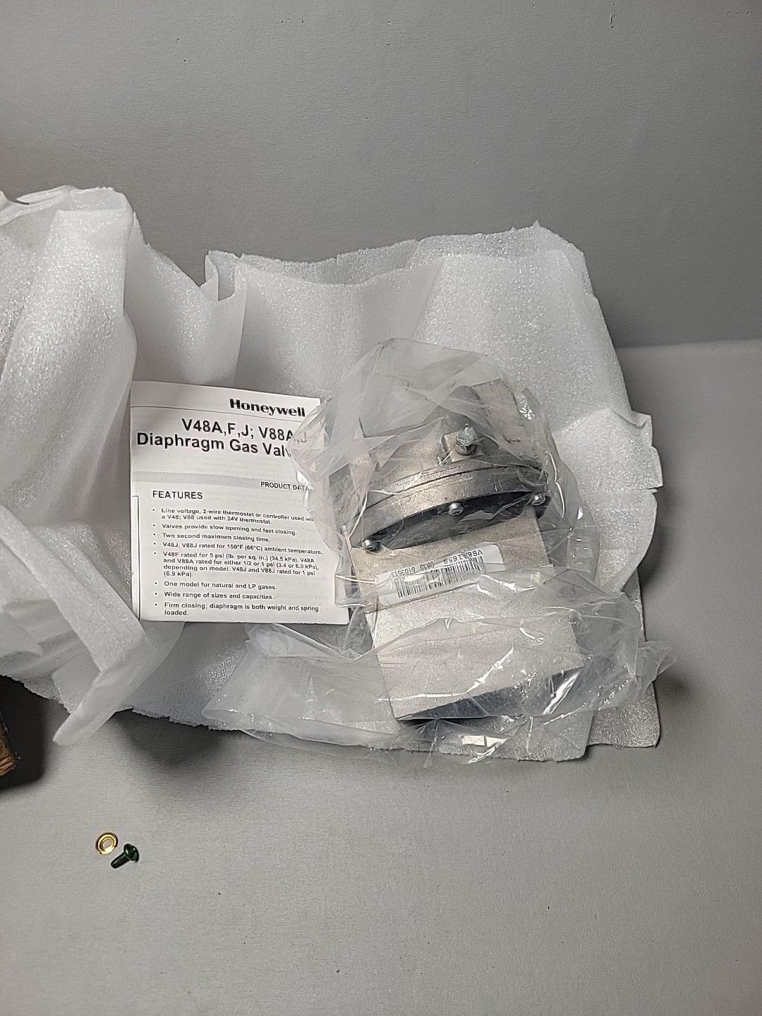 Honeywell Diaphragm 3/4" Gas Valve #V88A1659 - New, box open.