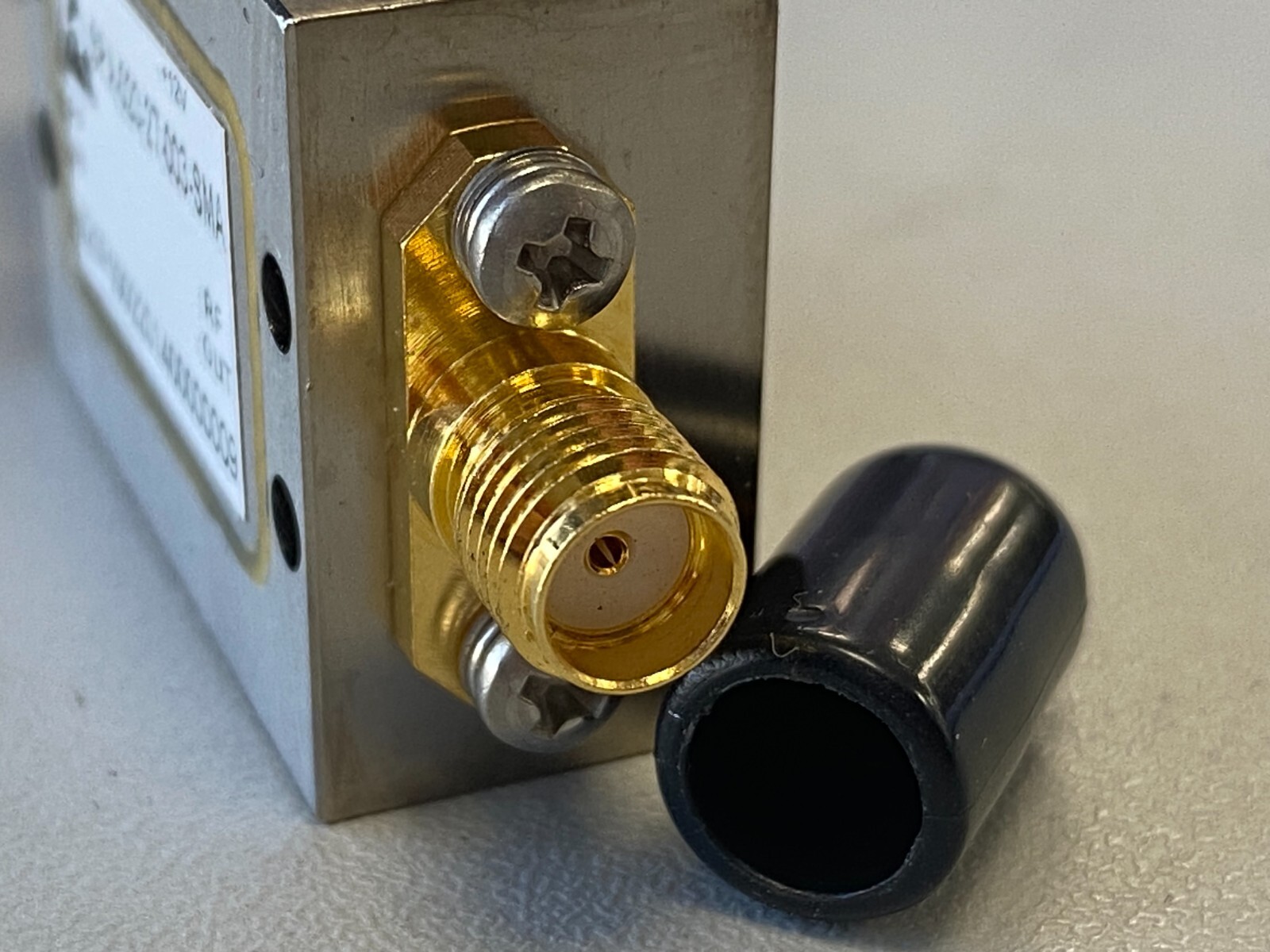 RF AMPLIFIER 0.5-2.5GHz 30db 27dbm 12V 0.2A SPA-020-27-003-SMA