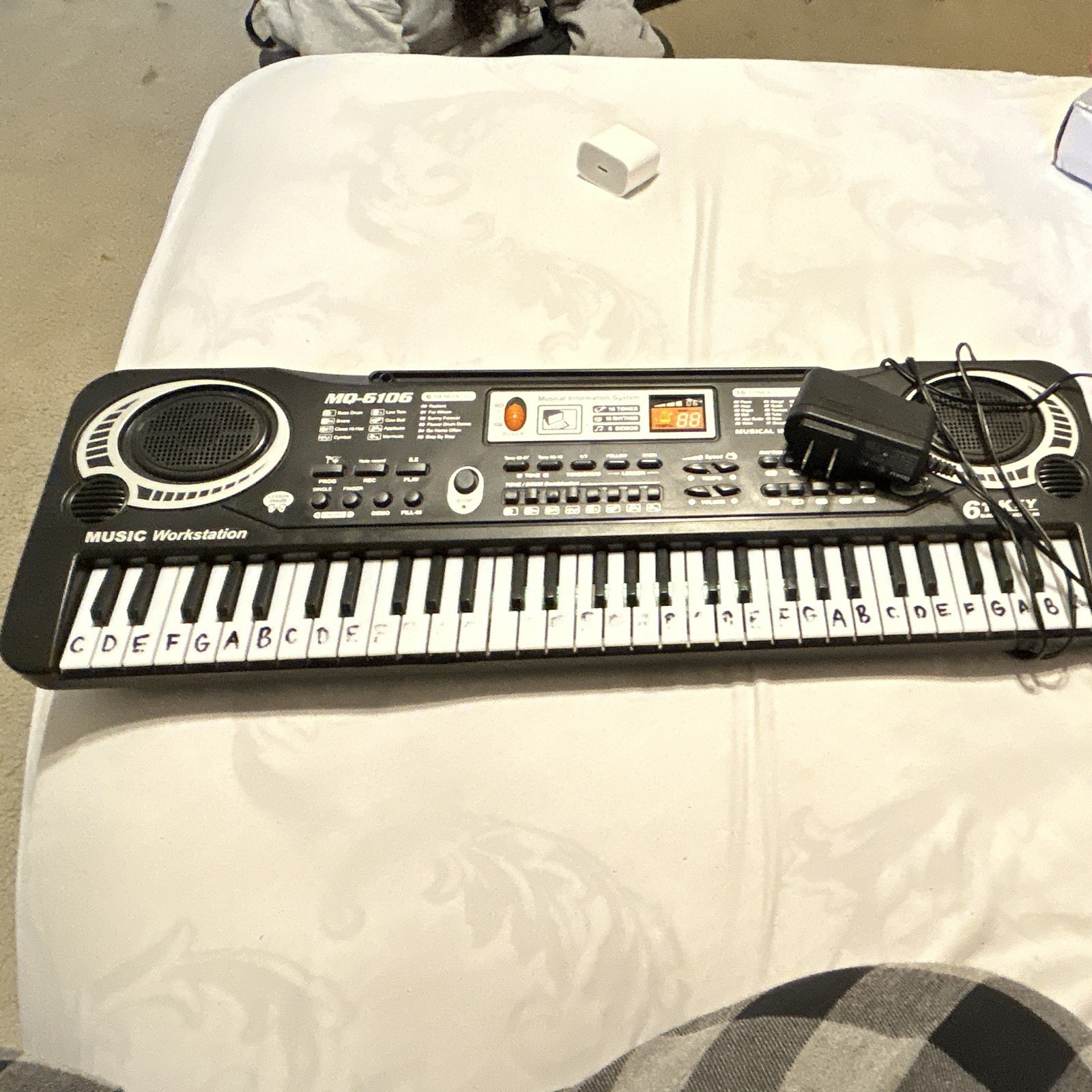 Maestro Melody MP-6106 61-Key Electronic Keyboard Black w/ Microphone, Speakers