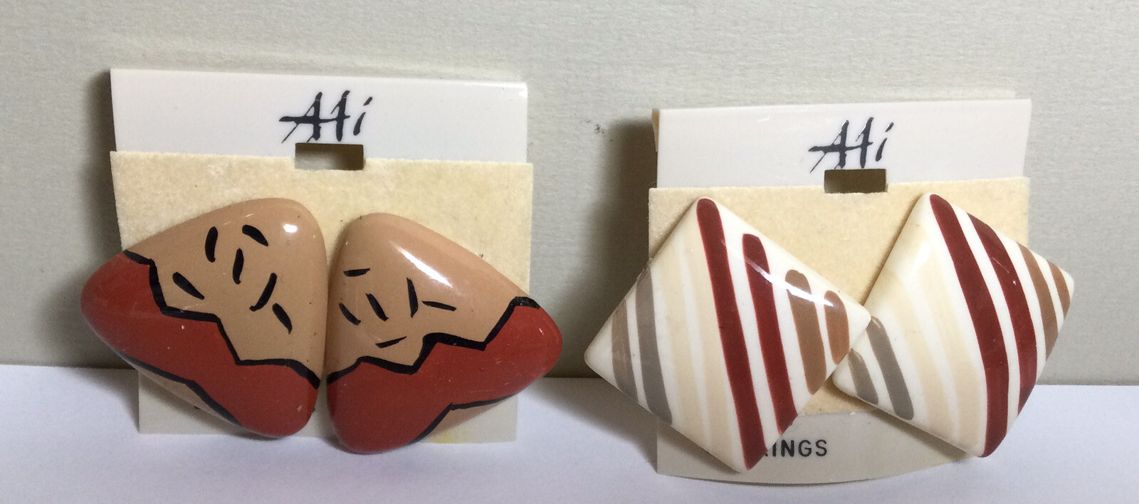 PRETTY VINTAGE UNWORN MIXED 2 PAIR LOT OF COLORFUL CLIP-ON EARRINGS BEIGE RUST