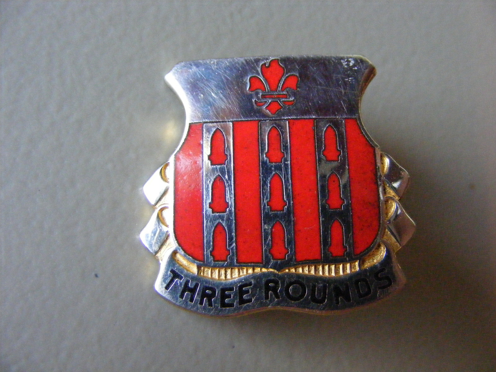 333rd Field Artillery DI Crest Insignia Medal Badge