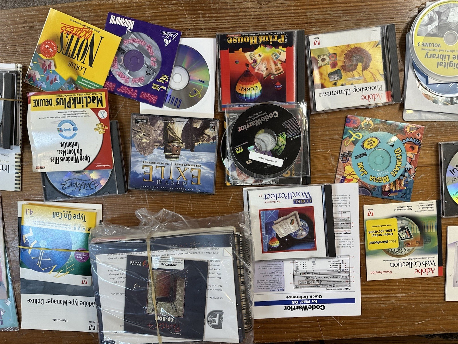 LARGE LOT OF VINTAGE MACINTOSH SOFTWARE