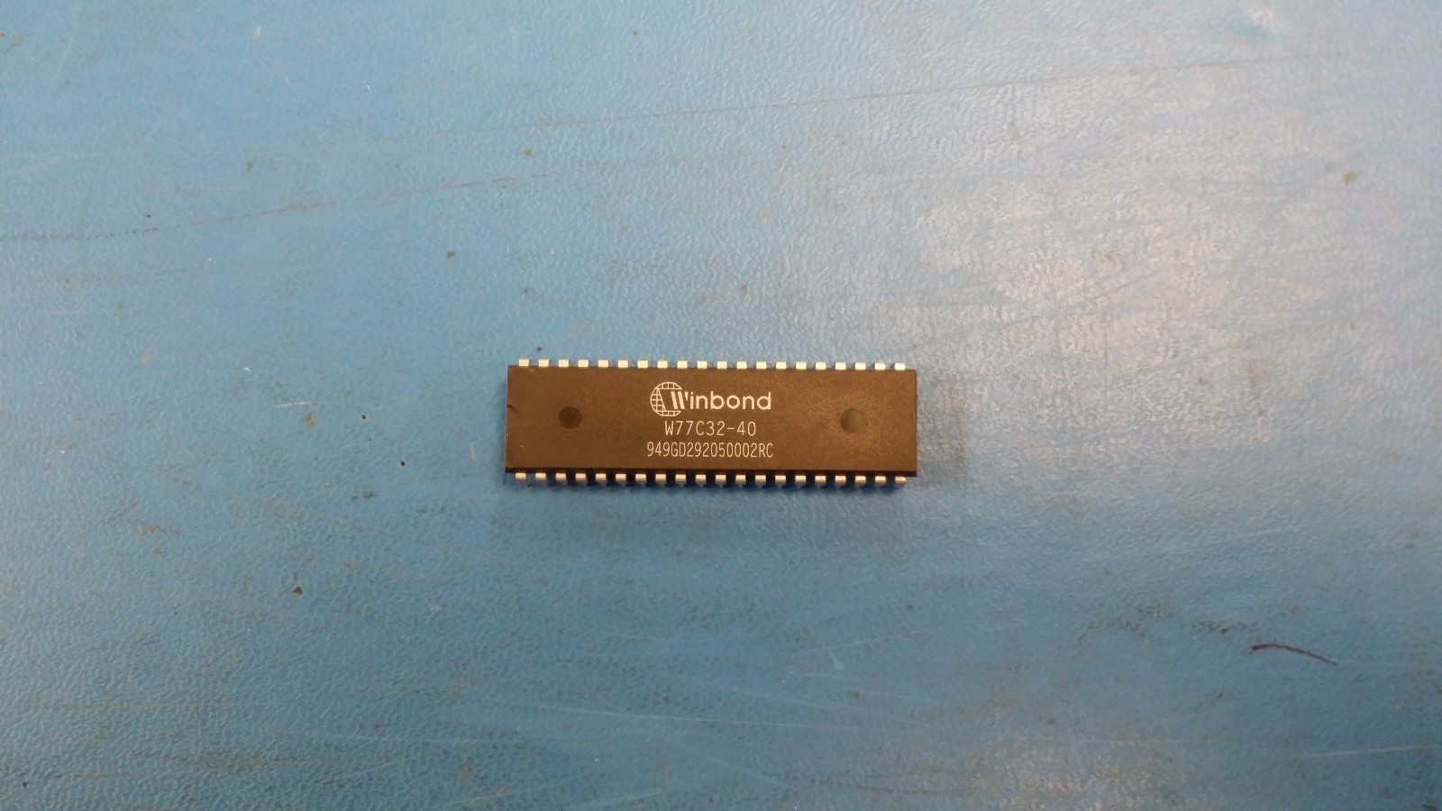 (1 PC) W77C32-40 WINBOND 8-BIT, 40MHz, MICROCONTROLLER, PDIP40