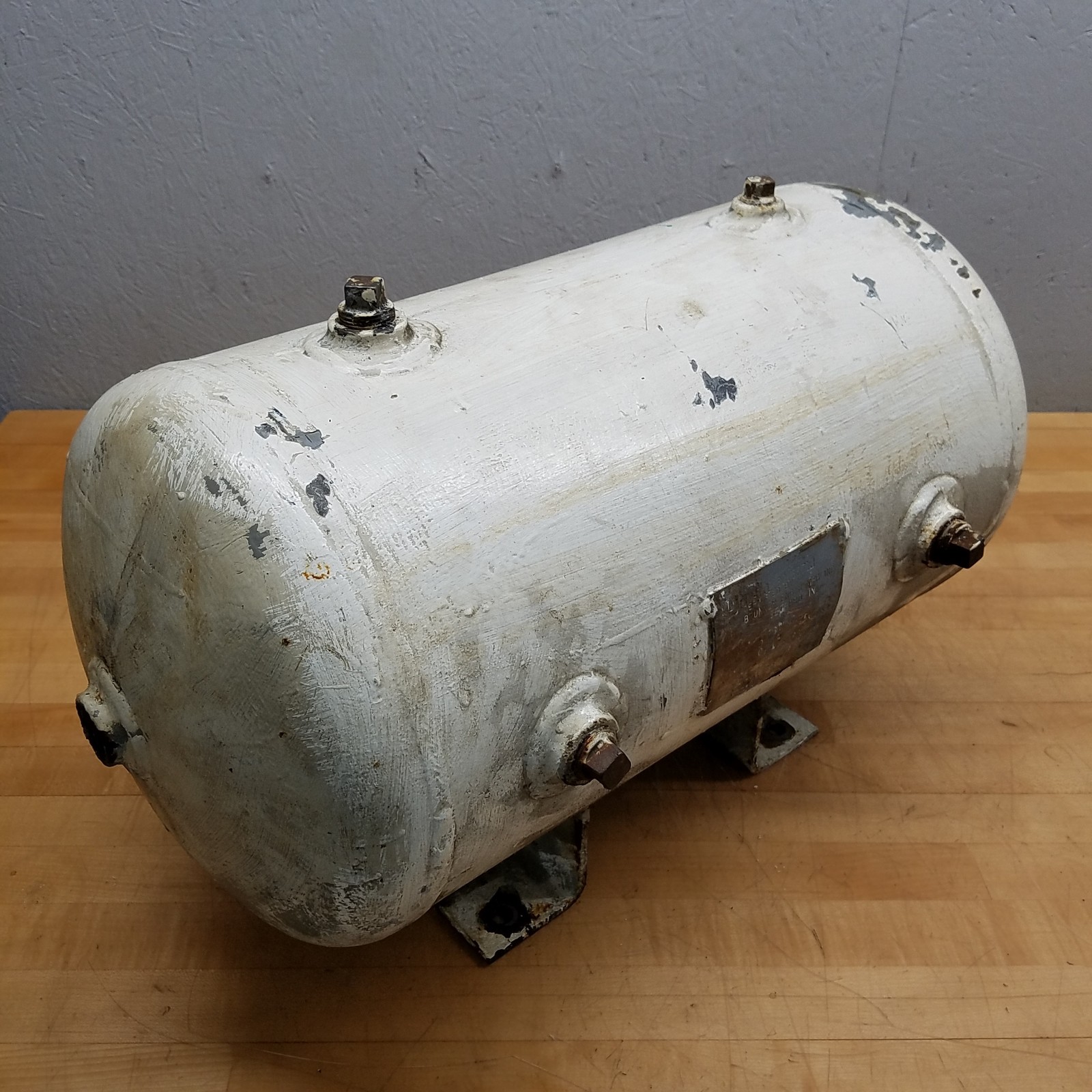 Brunner F3689.123, 9 Gallon Capatcity Air Tank, 7 Ports, 200PSI - USED