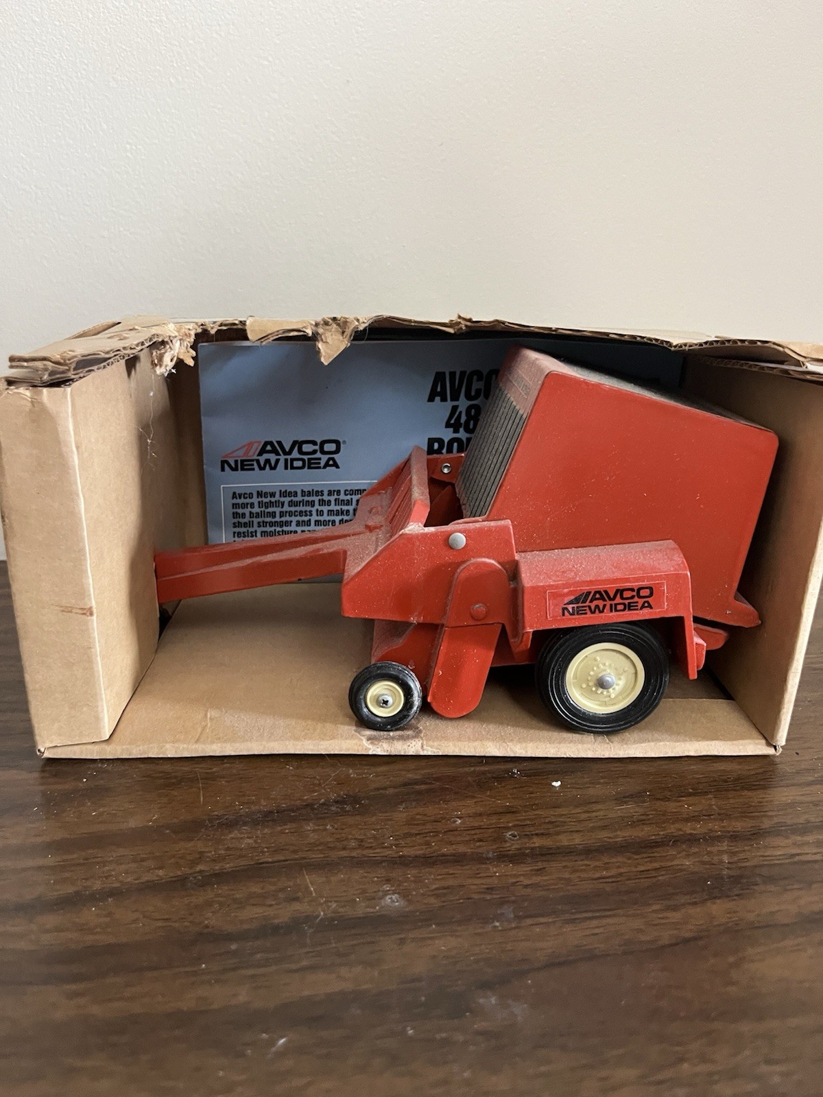 Avco New Idea Bale King Round Baler 1:16 Die-Cast – NIB w/ Box Wear
