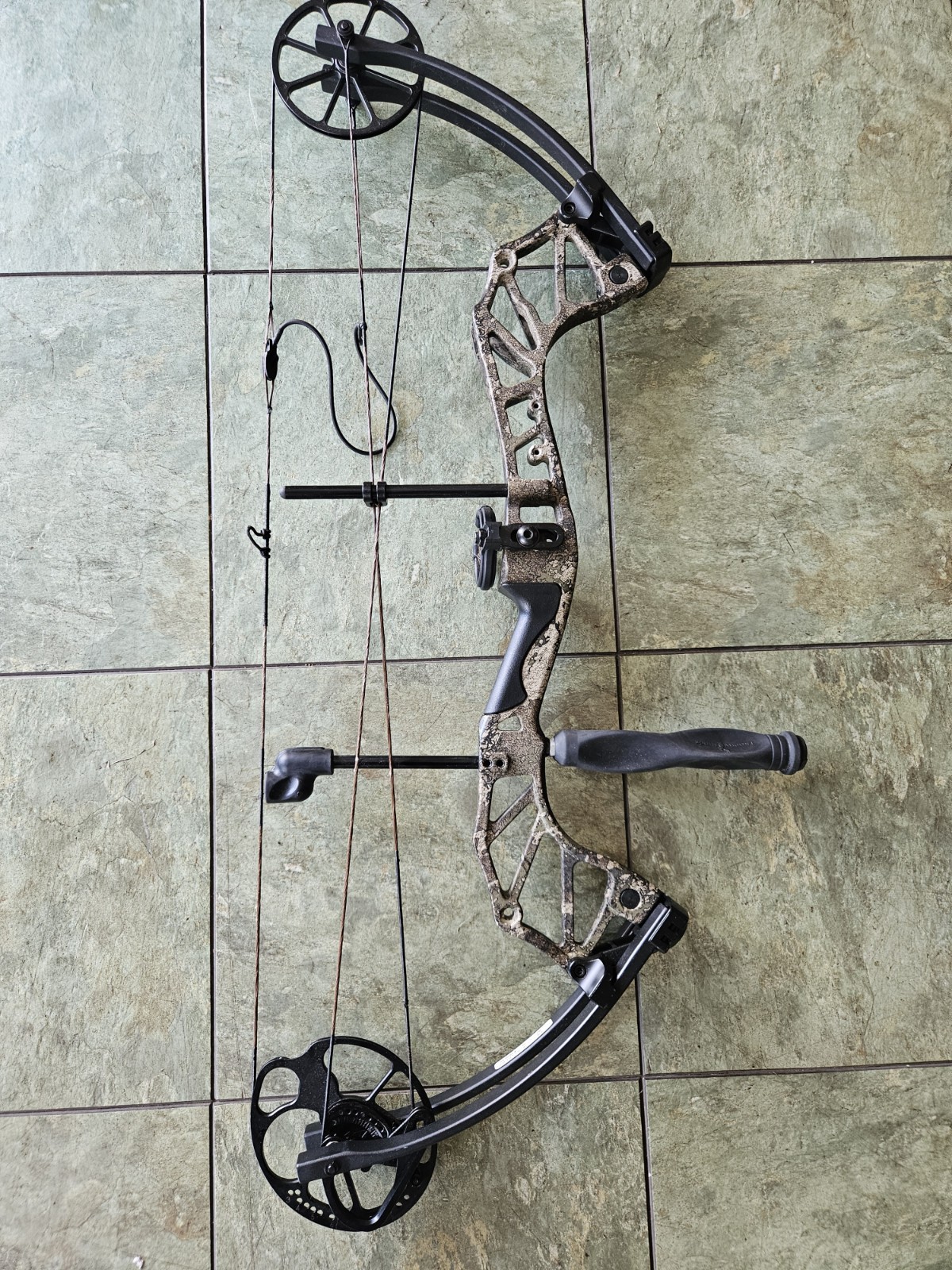 Cabela's Endure RH Compound Bow 70 lb 24-31in Draw Length Camo/Black Read!! Save