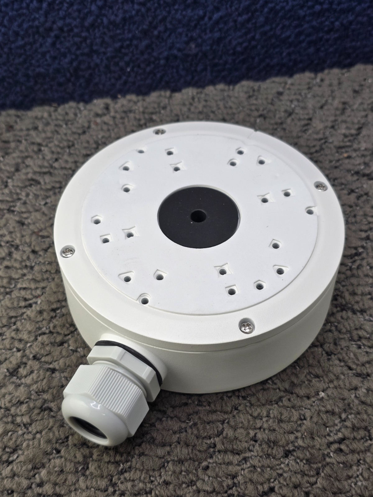 Digital Watchdog DWC-MT9JUNC: Junction Box Bracket Wall Mount White