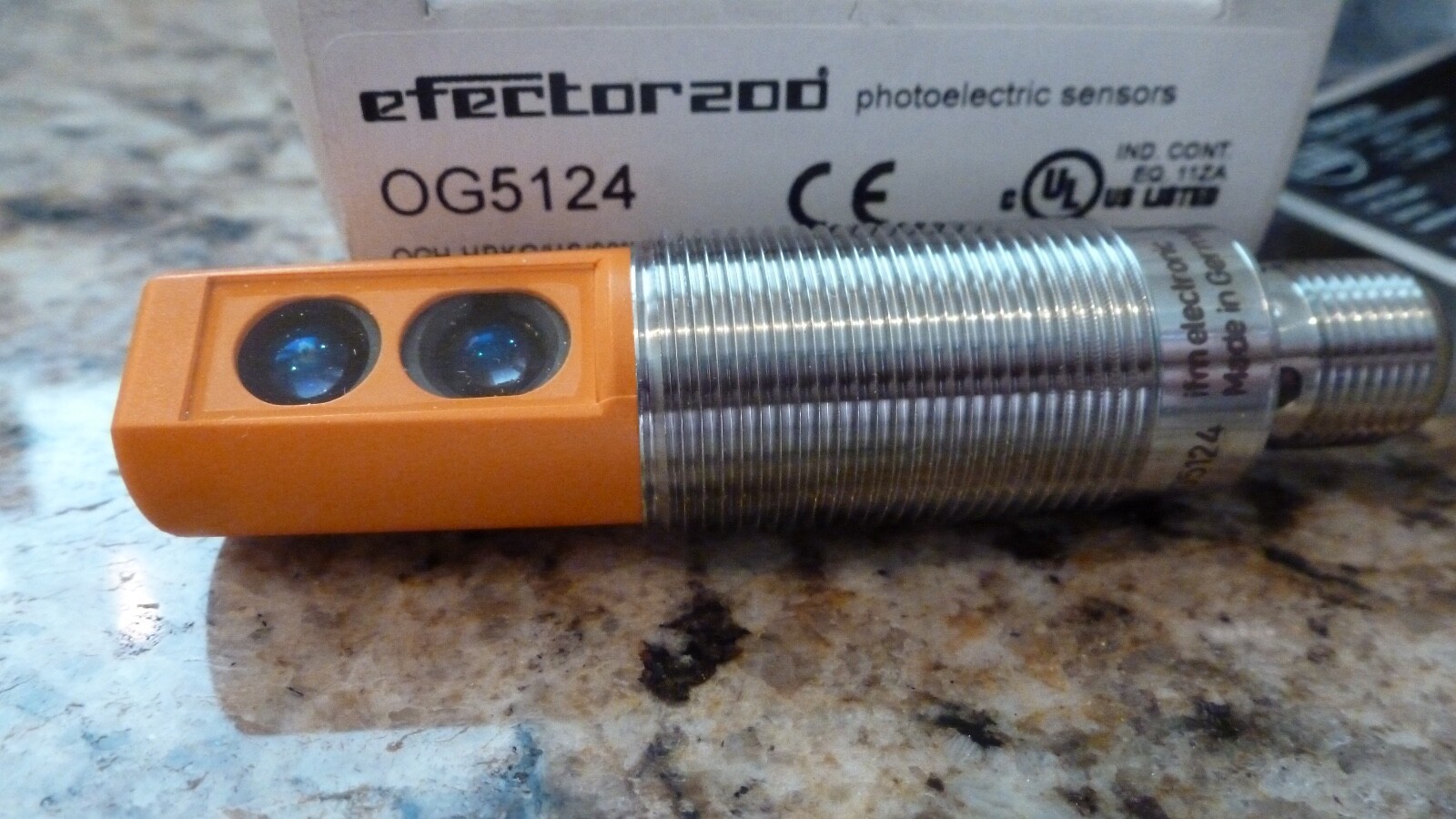 IFM OG5124, Diffuse reflection sensor w/ background suppression *New in Box*