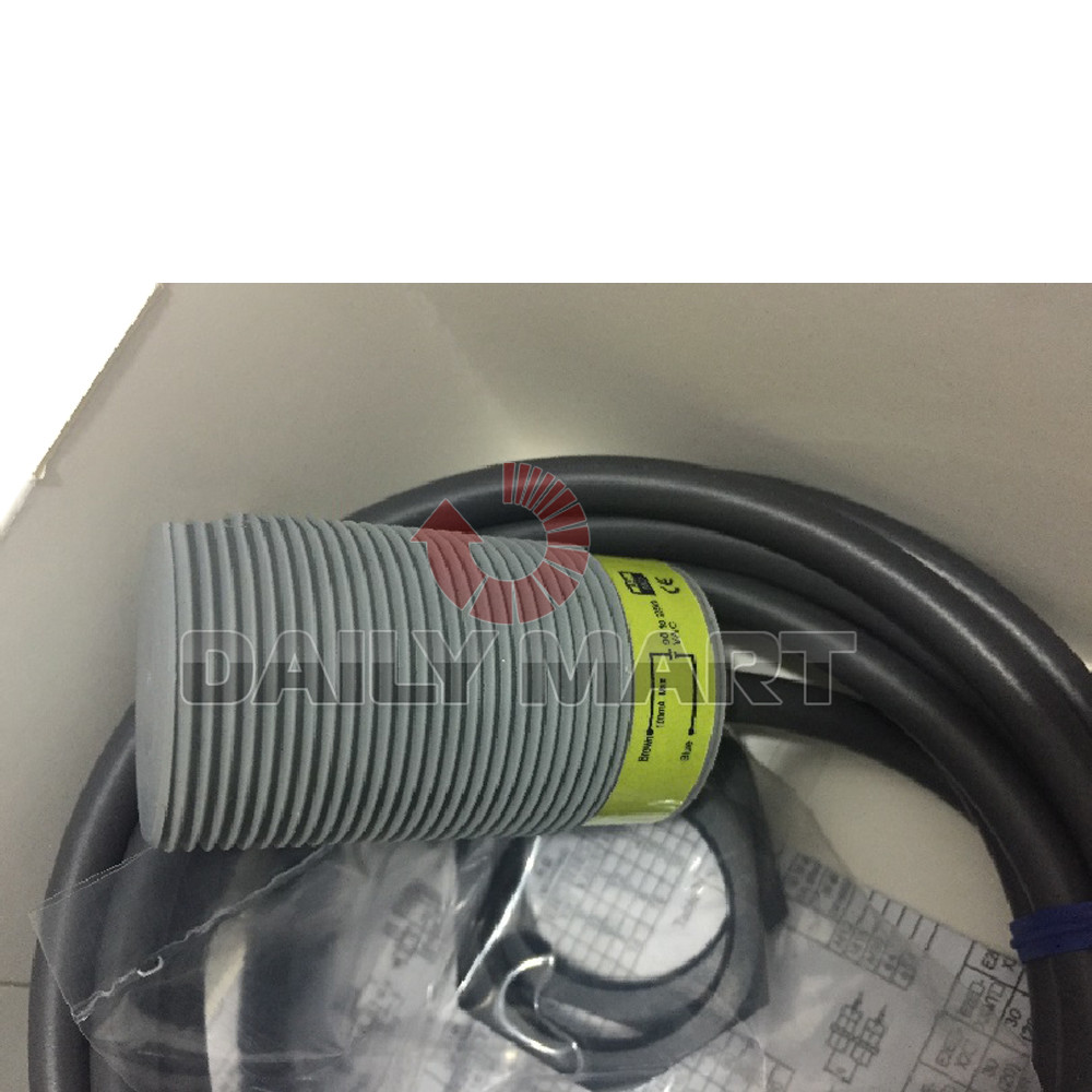 Brand New in Box Omron E2F-X5Y2 Proximity Sensor