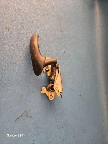 97 FORD PICKUP LEFT(driver side) INNER FRONT DOOR HANDLE 141682