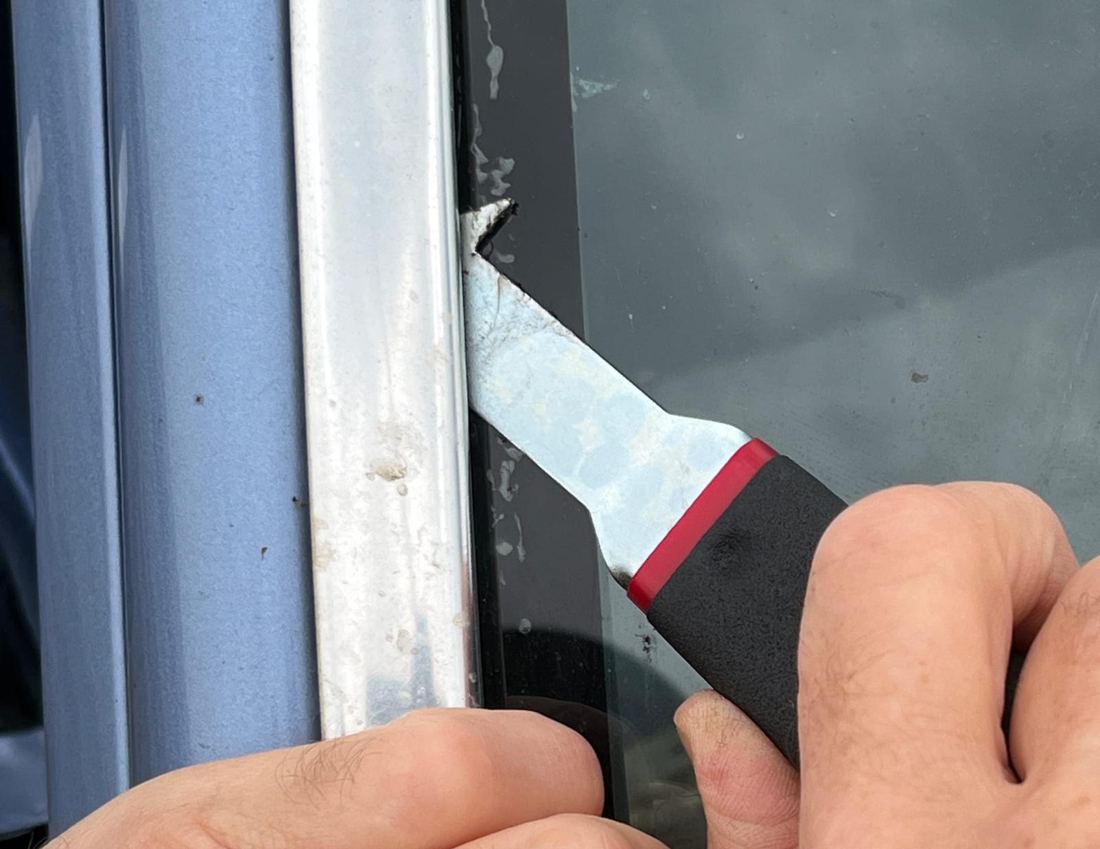 Windshield Molding Clip Tool with Comfort Grip for Easy Disengagement
