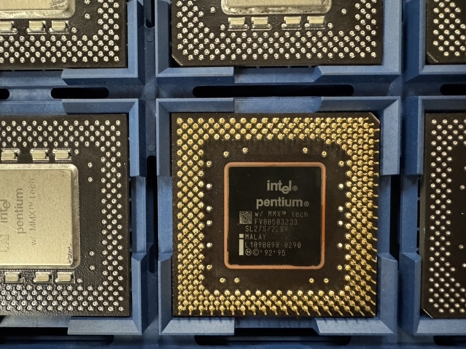 Vintage Intel Pentium MMX 233MHz 66MHz Gold Pin Socket 7 CPU FV8050366233 SL27S