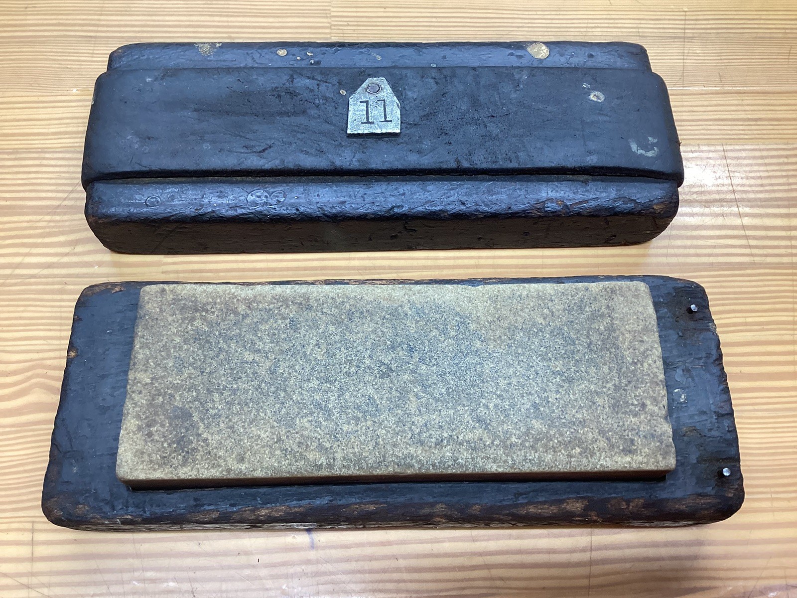 Antique Washita Oilstone in Wood & Leather Holder w / Tool Room Tag L👀K ! 😎