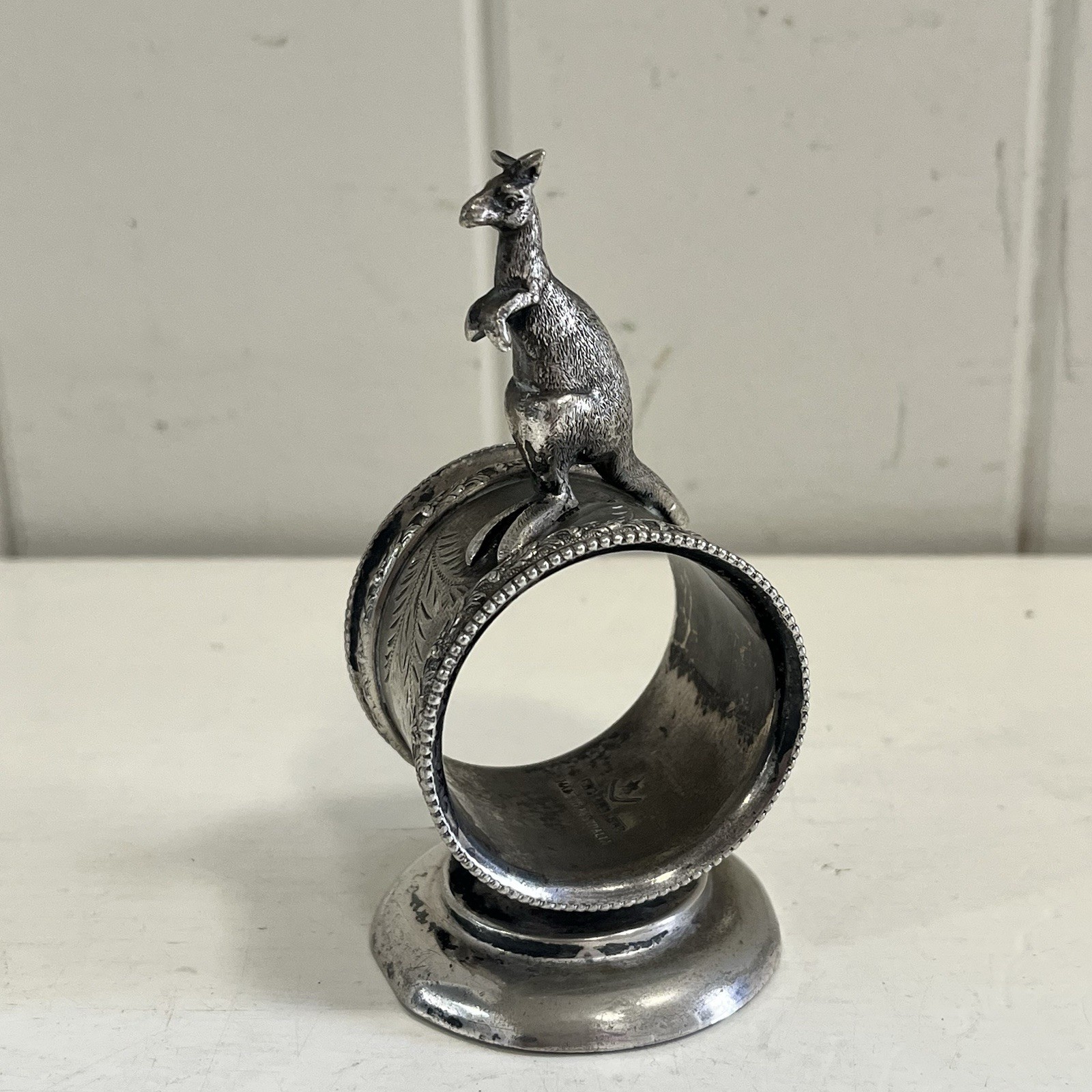 Lovely old ANTIQUE silver plate Kangaroo toped serviette ring NAPKIN