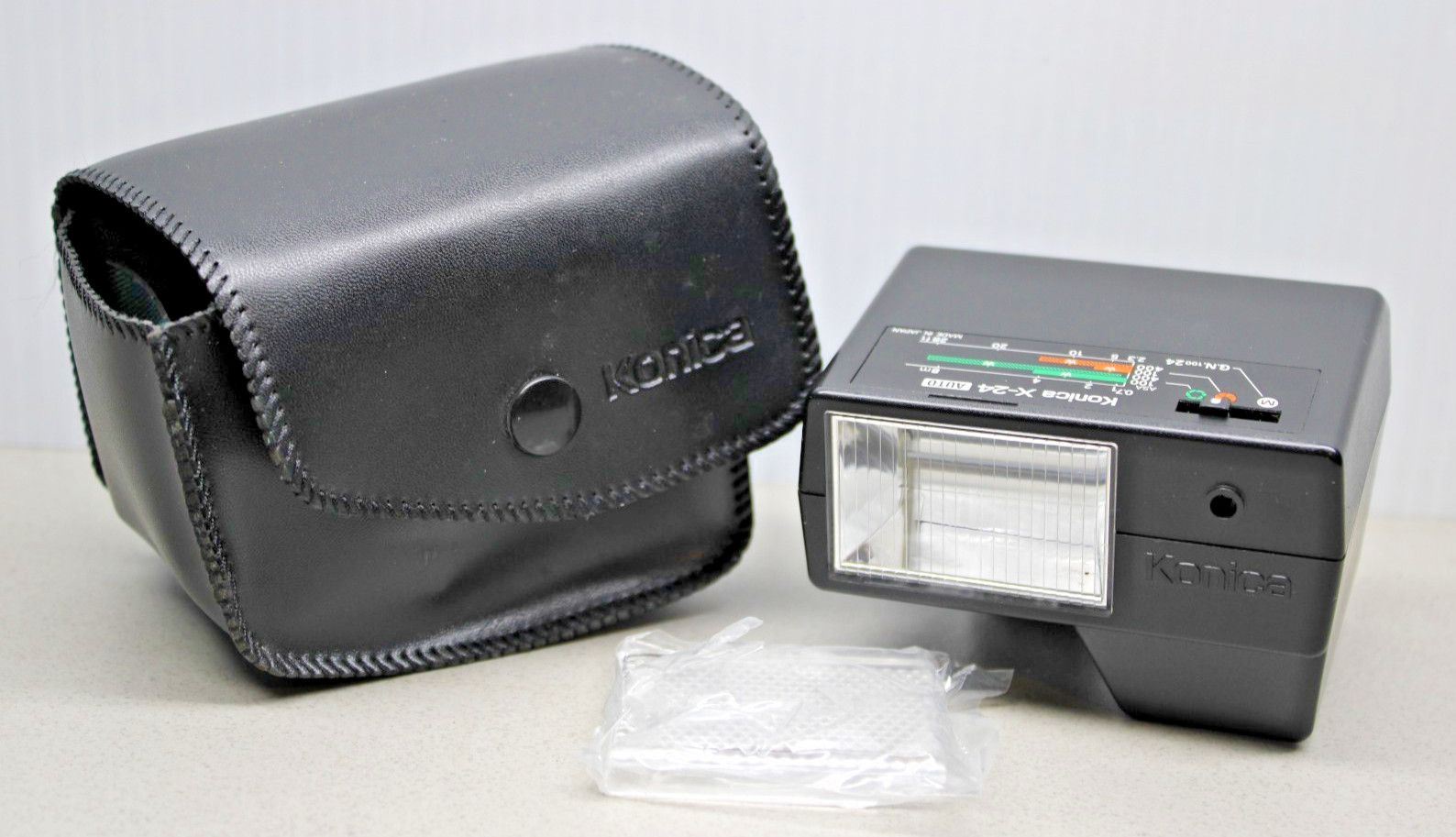 Konica X-24 Auto Flash w/ Case & Wide Angle Adapter - Battery door issue