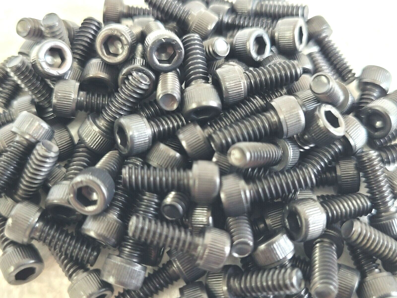 6-32 X 3/8" SOCKET HEAD CAP SCREWS BLACK HEAT TREATED ALLOY STEEL - 100 PCS