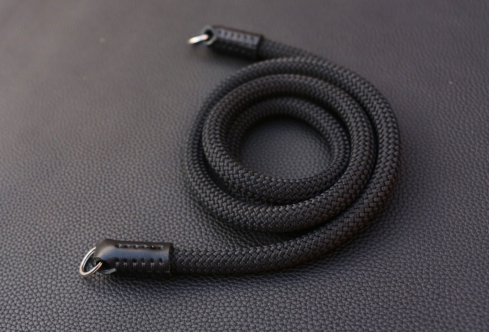 Black Climbing Rope Camera Strap – Minimal & Durable