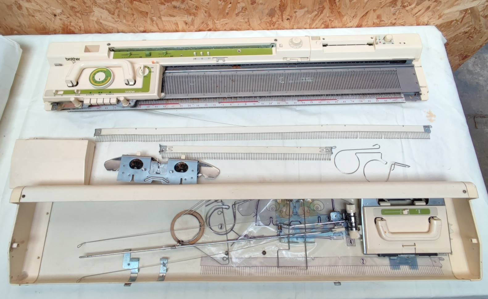 BROTHER KH-881 KNITTING MACHINE WITH ATTACHMENTS VINTAGE READ DESCRIPTION