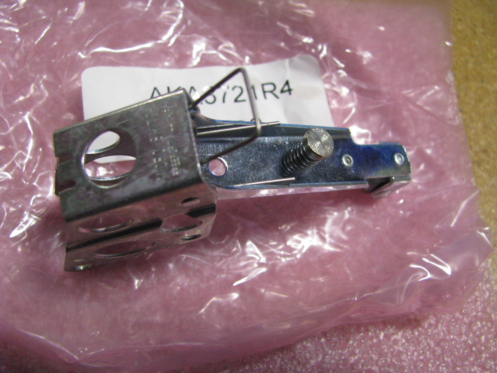 MICRO SWITCH , SWITCH ACTUATOR PART # AKA3721R4 NSN: 5930-00-669-7992