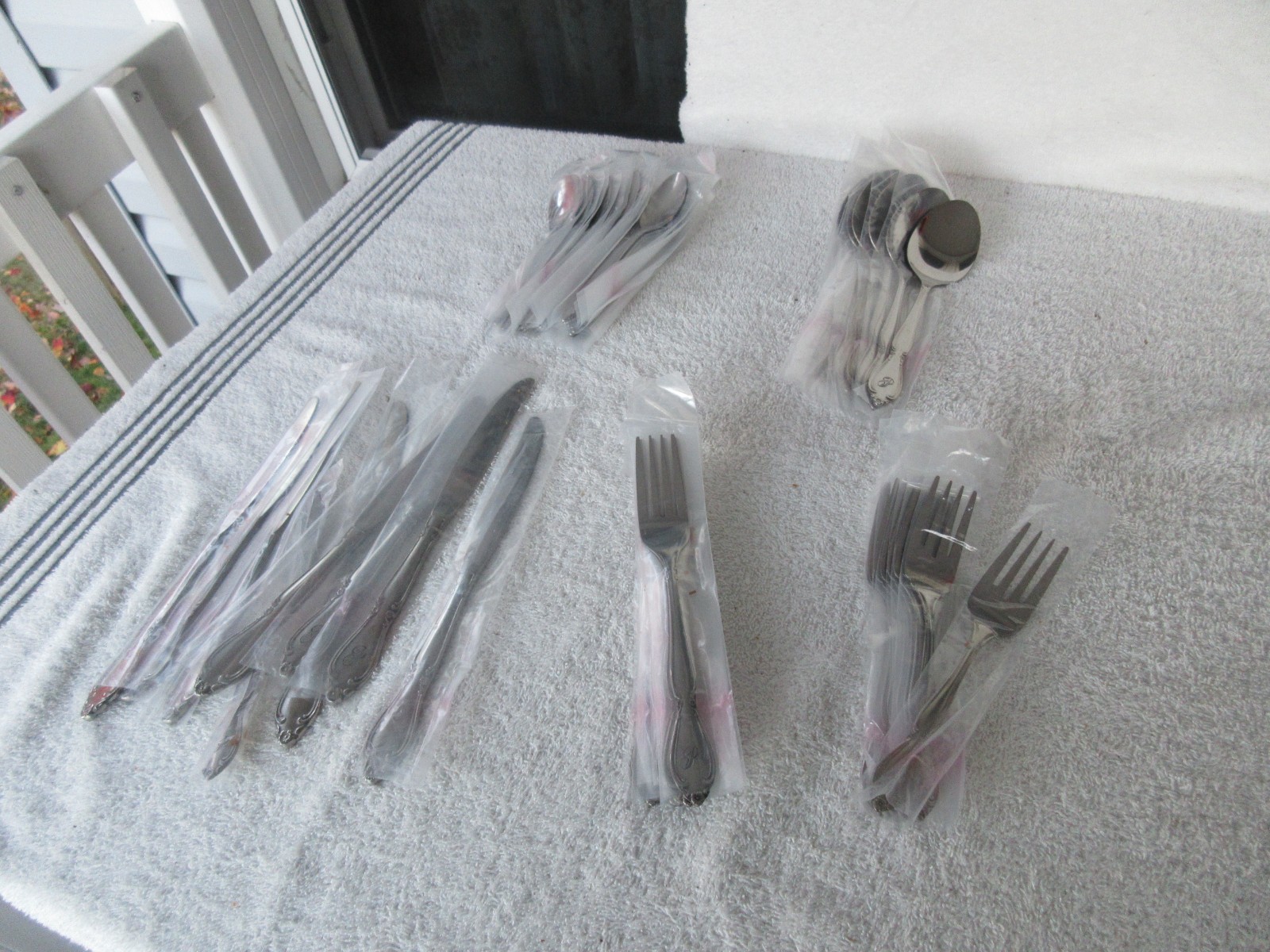 50 PIECE SET ~[  STAINLESS TAIWAN  ]   FLATWARE SET~~CLEAN~~P LETTER MONO~~NEW!!