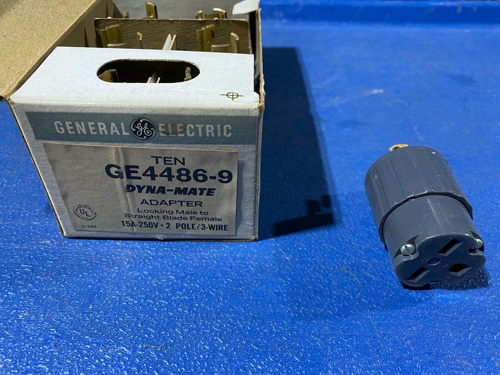 Box of 10 GE 4486-9 DYNA-MATE Adapters Locking Male to Female 15A 250V, NOS