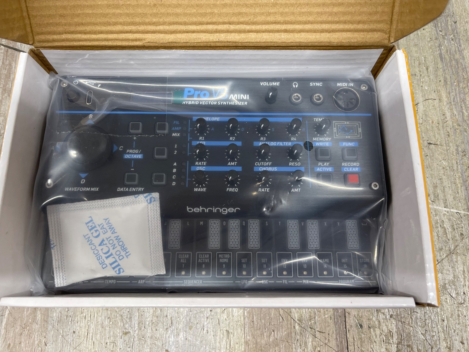 Behringer Pro VS Mini Portable 5-Voice Hybrid Synthesizer New