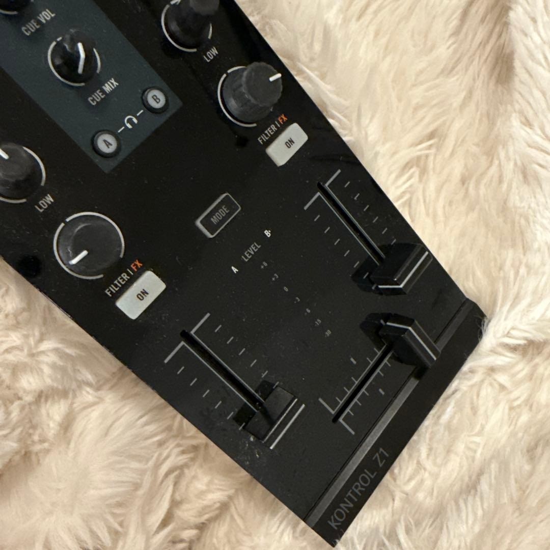 Native Instruments TRAKTOR KONTROL Z1 2-Channel DJ Controller Mixer Effects Gear