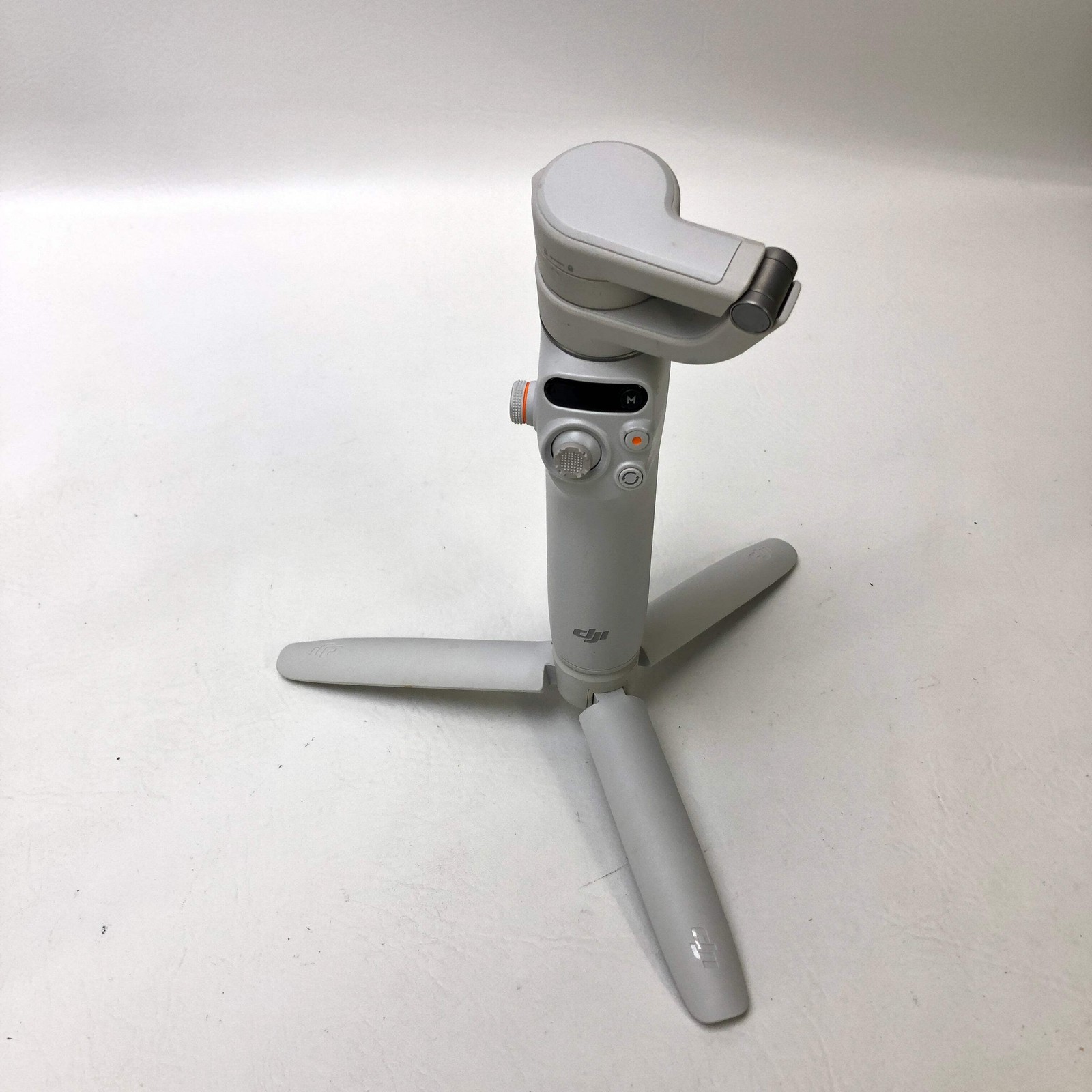 DJI Osmo Mobile 6 3-Axis Smartphone Gimbal Stabilizer CP.OS.00000284.01