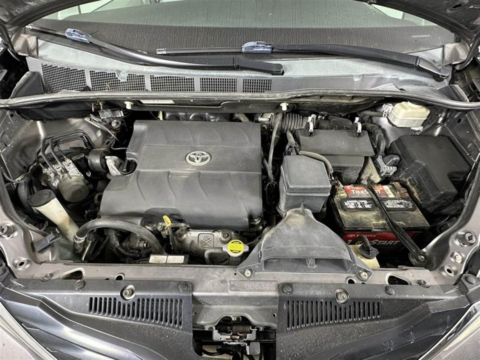 2011-2016 Toyota Sienna Engine Fuse Box