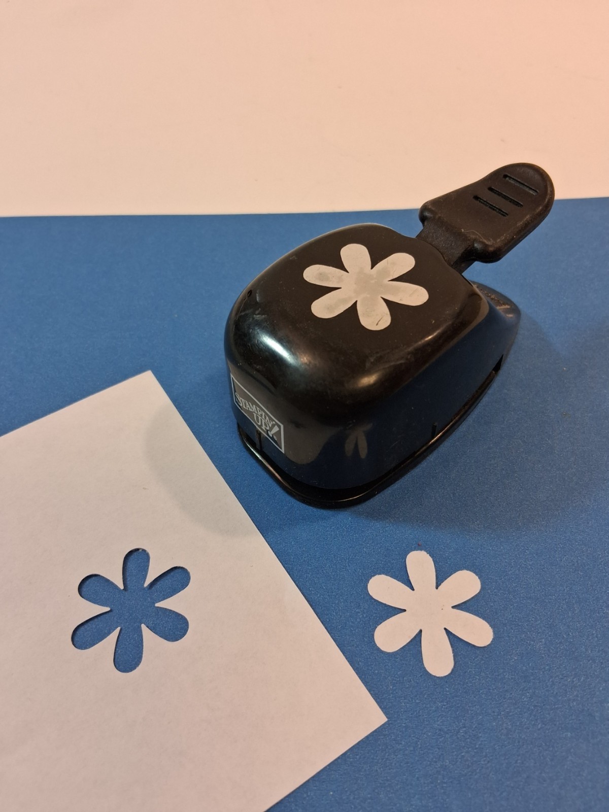 Medium Stampin' Up  Whale Tail Style Paper Punch Paper Shapers 1" flower