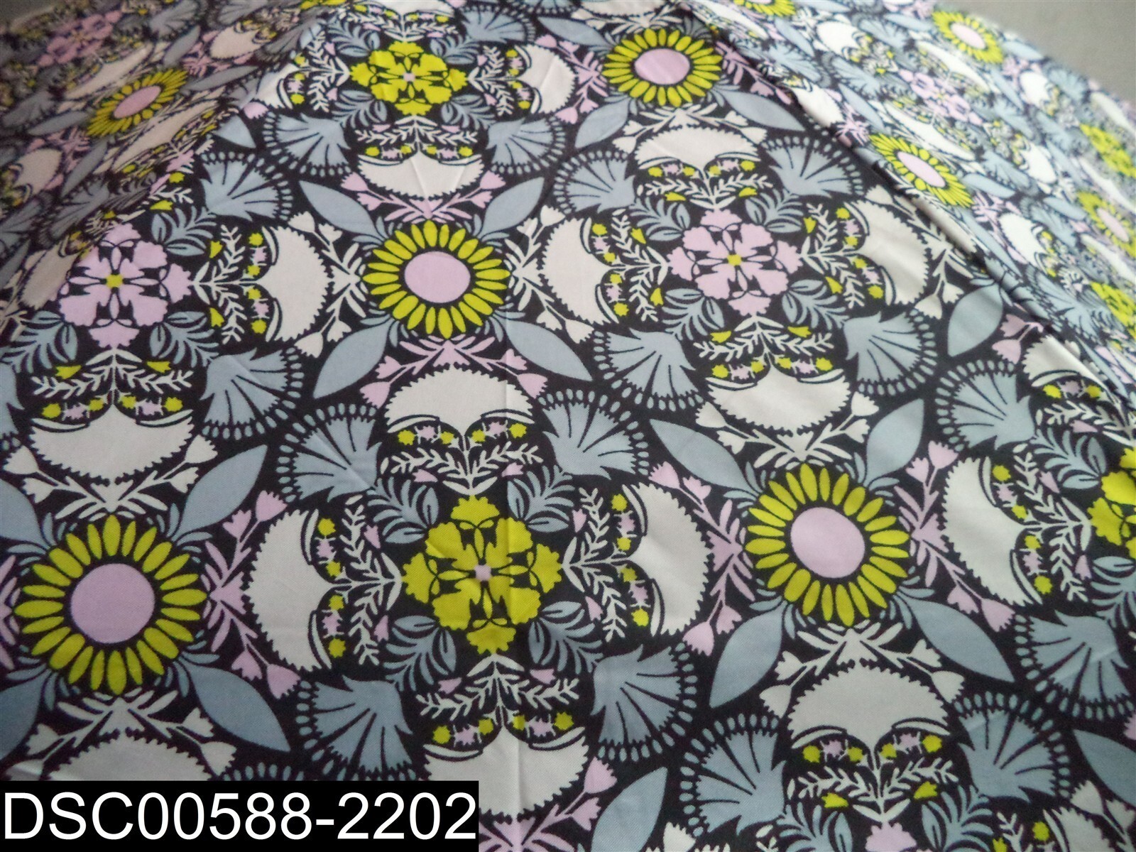 24785-X76 Vera Bradley Mini TravelPlaze Medallion Design Umbrella